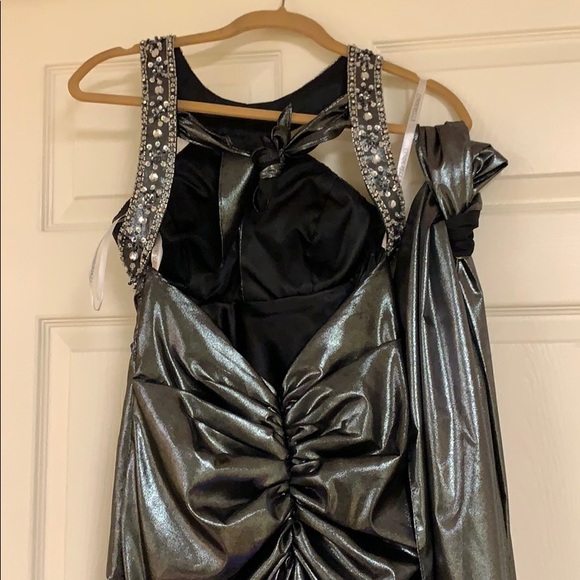 Metallic Detailed Gown - Picture 7 of 7